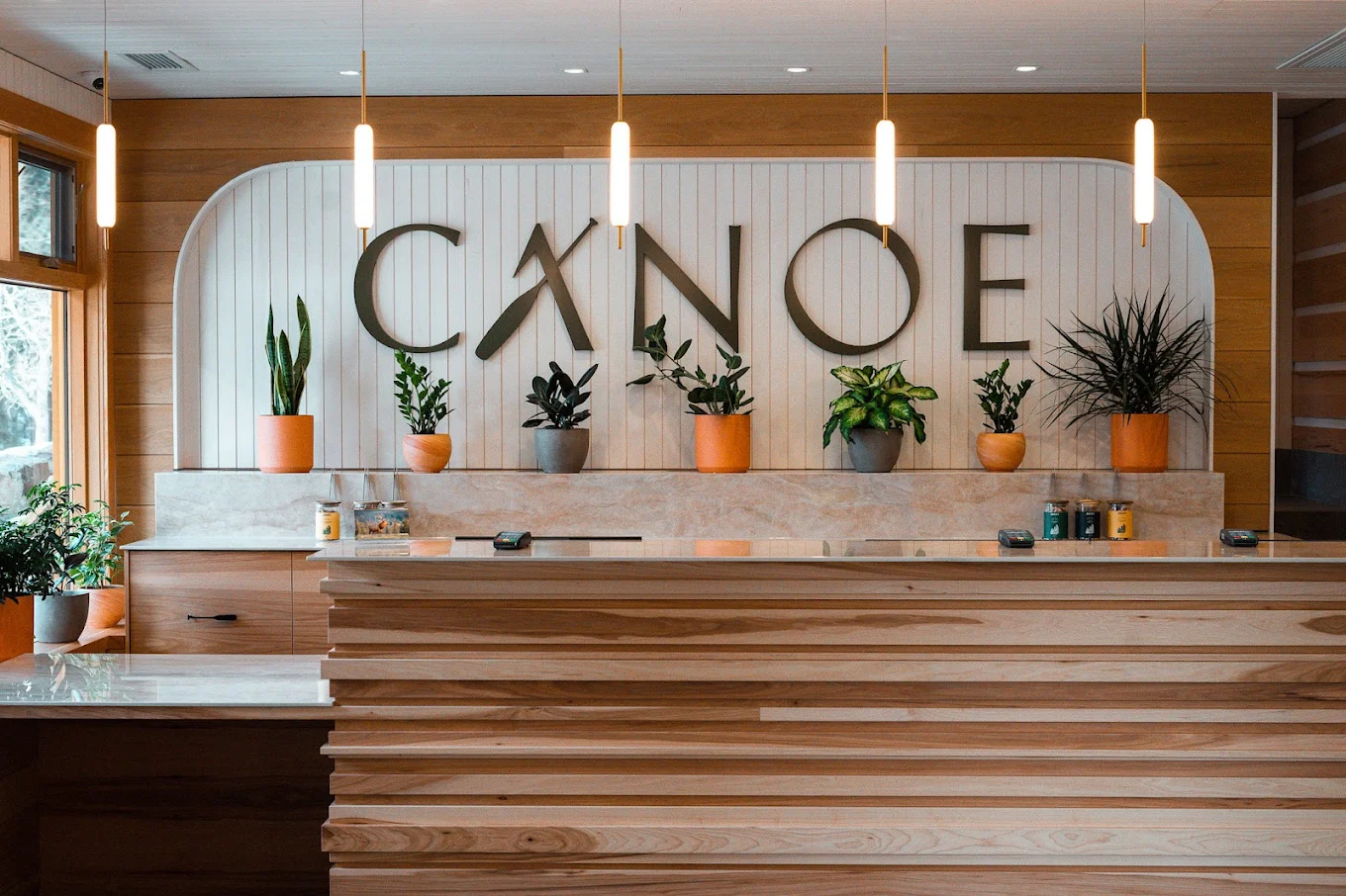 Hotel Canoe & Suites lobby and reception desk
